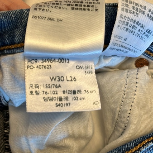 - Levi's  Revolve premium wedgie straight Size 30 Medium Wash "Love Triangle" - Picture 13 of 13